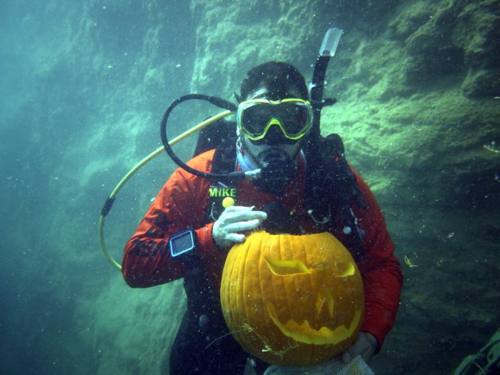 2022 Underwater Pumpkin Carving 